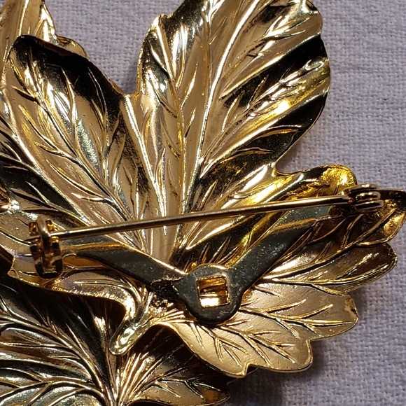 Gorgeous Vintage Goldtone 2 leaf brooch with a copper tone look to the one leaf - Picture 5 of 6